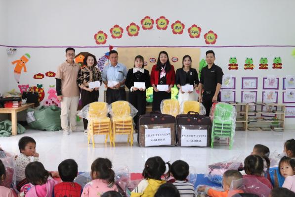 mr-tim-pham-represented-Nebu Timber-group-join-stock-company-hatc-company-to-present-charity-gifts